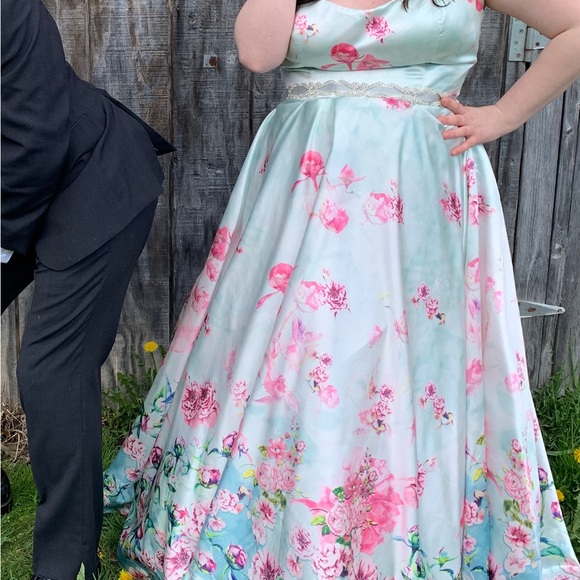 Size 14-16 Prom dress - Picture 3 of 6